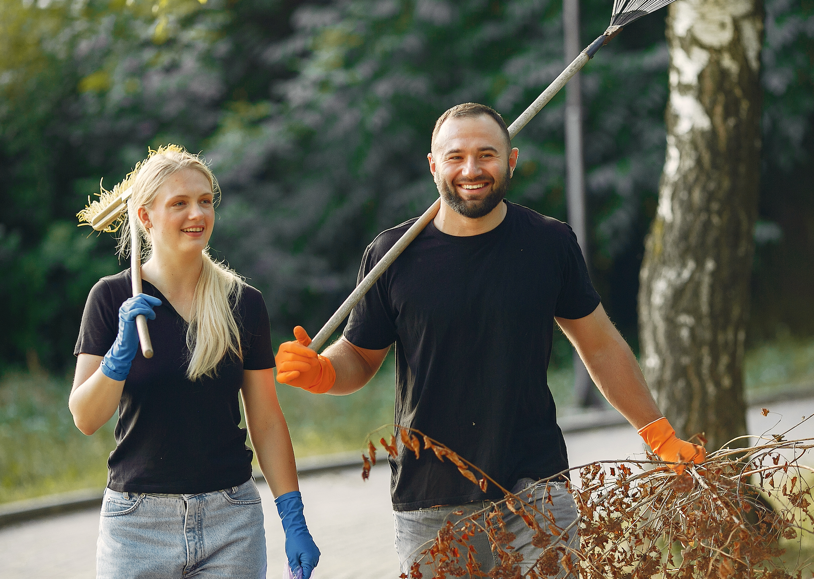 Personal i reflexväst som arbetar tillsammans utomhus
